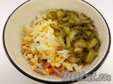 Огурцы маринованные нарезать соломкой, яйца измельчить и также добавить к остальным продуктам.