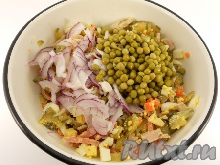 Добавить порезанный тонкими полукольцами крымский лук и консервированный горошек (воду слить).