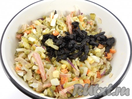 Чернослив предварительно замочить в горячей воде на 20-30 минут, обсушить и нарезать небольшими кусочками. Выложить в салат.