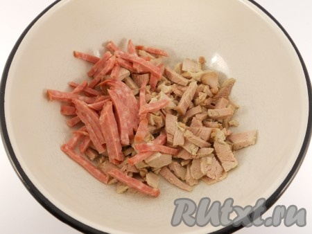 Свинину и колбасу порезать соломкой.