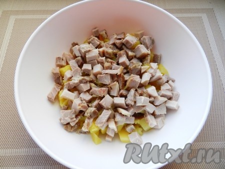 Свинину тоже нарезать кубиками.