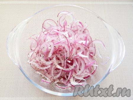 Лук посолить, поперчить, добавить уксус, перемешать, накрыть и оставить на 15 минут.