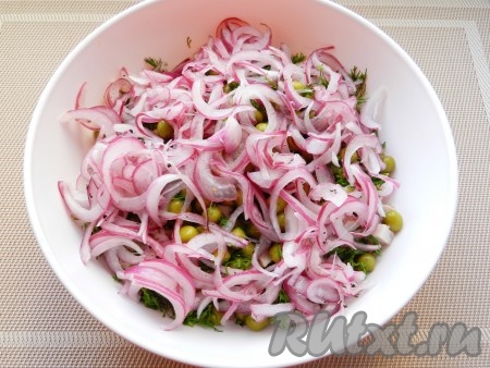 Лук отжать от маринада и добавить в салат.