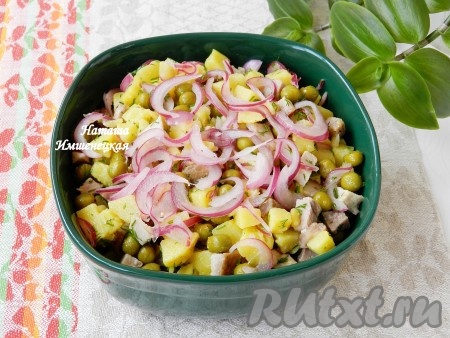 Вкусный салат с мясом и маринованным луком готов.