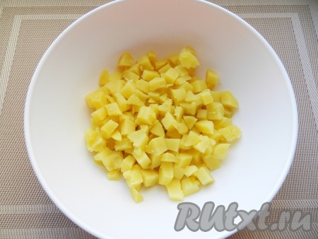 Картофель очистить, нарезать кубиками.