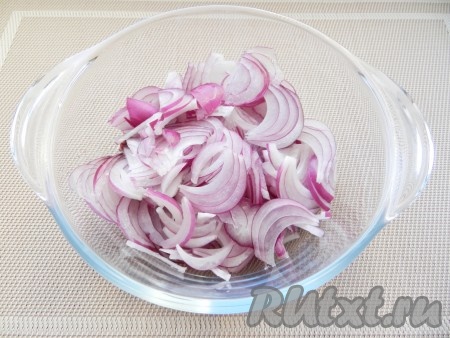 Лук очистить и нарезать тонкими полукольцами.