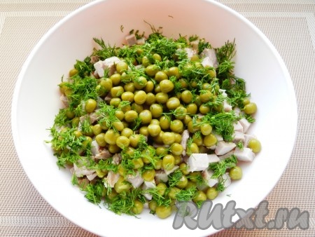 Укроп вымыть, обсушить, мелко нарезать и добавить в салат.