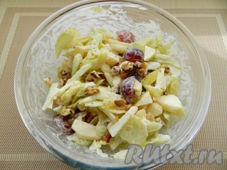 Заправить салат, перемешать, дать настояться в холодильнике минут 10-15 и можно подавать к столу.