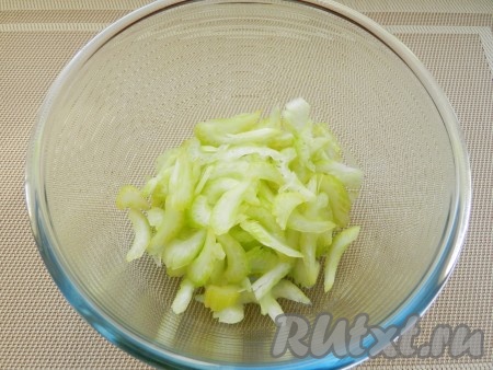 Сельдерей вымыть, очистить овощечисткой, тонко нарезать, выложить в миску.