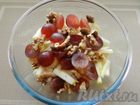 Грецкие орехи в течение несколько минут, помешивая, обжарить на сухой сковороде, затем остудить, крупно порубить и добавить в миску с салатом из сельдерея, яблок и винограда.