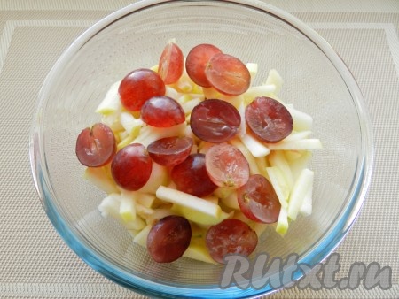 Виноград разрезать на половинки, удалить косточки и добавить в салат.