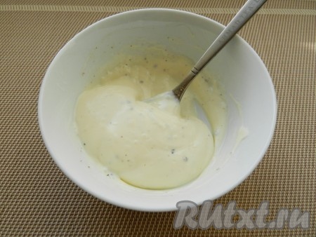 Для приготовления заправки смешать майонез с оставшимся лимонным соком и чёрным молотым перцем.