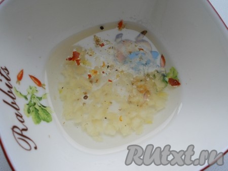 Духовку разогреть до 170-180 градусов, запекать картофель в беконе в фольге 10-15 минут. В это время приготовить чесночную заправку, для этого в глубокой тарелке нужно соединить пропущенный через пресс чеснок, растительное масло, щепотку соли, посыпать смесью перцев, хорошо перемешать.