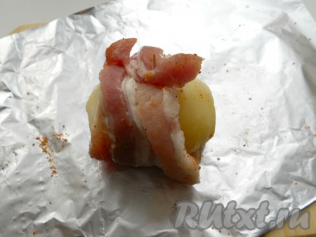 Завернуть картофель в бекон, если потребуется - зафиксировать зубочисткой. Картошину, обёрнутую в бекон, завернуть в фольгу.