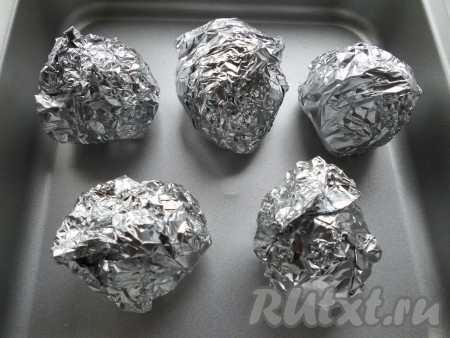 Таким образом подготовить весь отварной картофель, оборачивая в бекон и заворачивая в фольгу, а затем переложить в форму для запекания (или на противень).