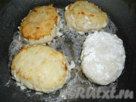 В сковороде хорошо разогреть растительное масло, затем выложить рыбные котлеты, жарить их на среднем огне с двух сторон до румяной корочки.