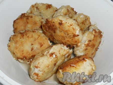 Сложить котлеты в глубокую кастрюльку, влить немного воды, довести воду до кипения на среднем огне. Накрыть крышкой и протушить котлеты на небольшом огне 3-5 минут.