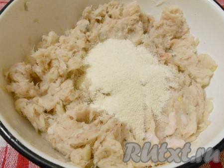 Всыпать манную крупу.