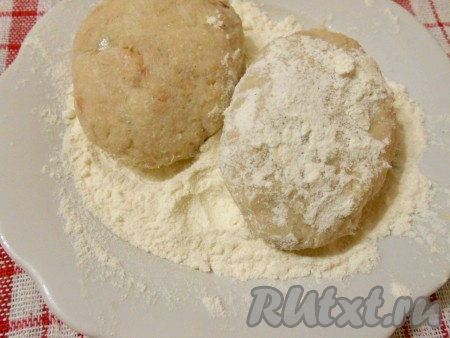 Тщательно перемешать рыбный фарш и оставить минут на 15, чтобы манка набухла. Сформировать котлеты (я сформировала 9 штук), обвалять их в муке со всех сторон.