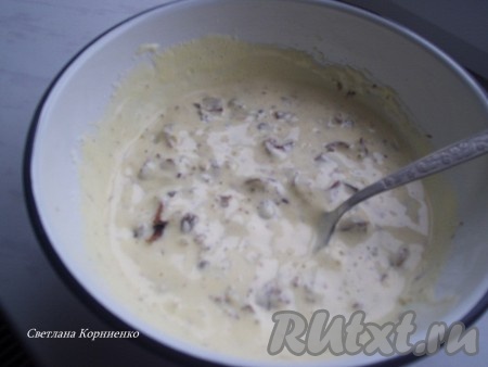 Затем добавляем муку и крахмал и перемешиваем аккуратно ложкой, не миксером! Мешаем сверху вниз. Добавляем обсушенные на салфетке изюм и обсушенные и порезанные яблоки и орехи, гашеную соду.
