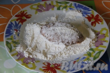 Из полученного фарша сформировать котлетку и обвалять ее в муке.