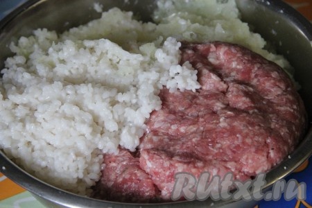 Рис залить водой и довести до полуготовности. Капусту и лук перекрутить на мясорубке, отдельно друг от друга. Количество перекрученной капусты должно быть в равных частях с фаршем. Количество капусты регулируйте и ориентируйтесь по количеству остальных ингредиентов. Рис, капуста и фарш должны быть в равных частях для ленивых голубчиков. 