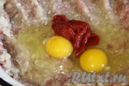 Добавить к фаршу яйца, специи и томатную пасту для цвета. Все хорошенько вымешать.
