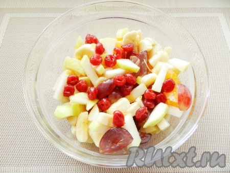 Все фрукты перемешать, добавить вяленую вишню.