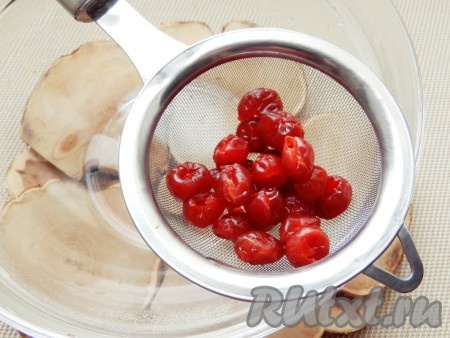 Вяленую вишню промыть, залить кипятком, оставить на 5 минут. Затем воду слить, ягоды обсушить.
