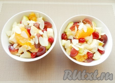 Подавать сладкий фруктовый салат лучше всего порционно. Разложить салат по креманкам, посыпать миндалем и полить шоколадным соусом.