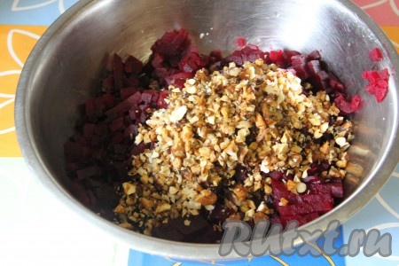 Орехи измельчить и добавить к свекле.