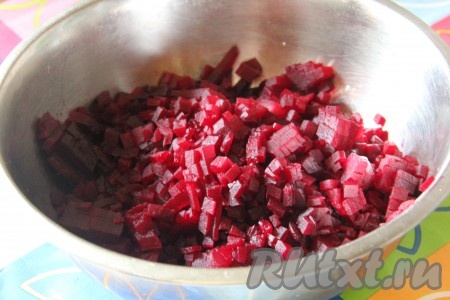 Свеклу отварить до готовности и нарезать маленькими кубиками.