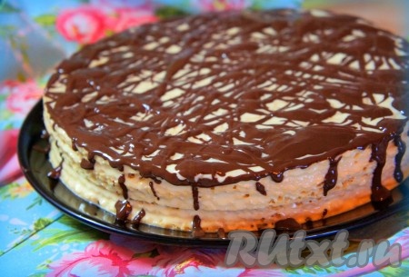 Произвольным образом украшаем торт из вафельных коржей растопленным шоколадом.
