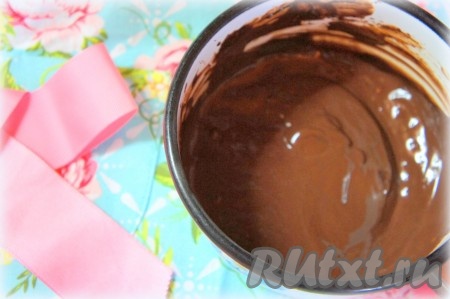 На водяной бане растапливаем шоколад.
