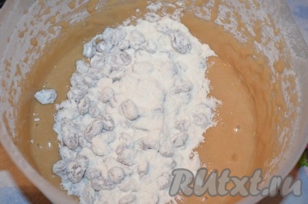 Добавить изюм с остатками муки и ещё раз перемешать.