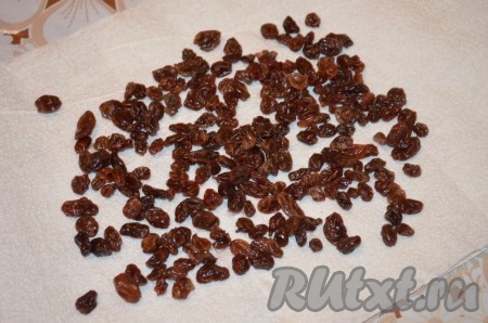 В кефире размешать соду и оставить на 10 минут. Изюм промыть (если изюм очень сухой, залейте его минут на 5 кипятком, а затем слейте воду), обсушить на салфетке.