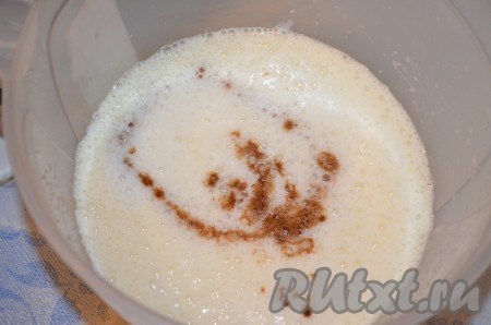 Ко взбитым яйцам влить кефир с содой и подсолнечное масло. По желанию, добавить какао. Перемешать.