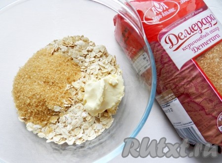 Соединить хлопья, сахар и масло.