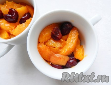 Вишню и абрикосы очистить от косточек, абрикосы нарезать дольками.