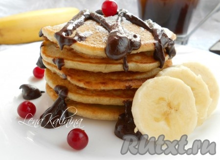 Готовые, вкуснейшие оладьи из бананов выложить на тарелку, полить шоколадом, медом или вареньем. Подать к столу. Очень вкусно с чашечкой черного кофе!
