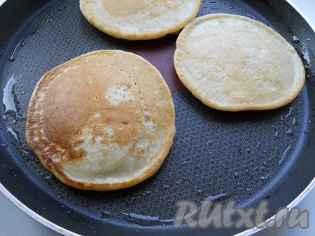 Жарить банановые оладьи с двух сторон на среднем огне.
