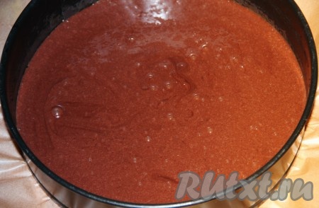 Приготовим шоколадный бисквит. Для этого яйца взбиваем с сахаром, добавляем растительное масло, разрыхлитель, ванильный сахар и пудинги: один ванильный и два шоколадных. Все перемешиваем и выливаем в форму для выпекания, ранее застеленную пергаментной бумагой.
