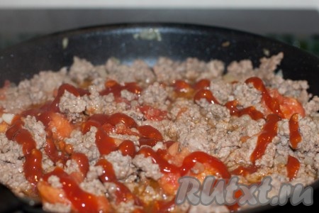 Очистить помидоры от кожицы и нарезать мякоть кусочками. Положить помидоры к фаршу и полить кетчупом.