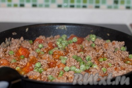 Добавить замороженный зеленый горошек. Посолить и поперчить по вкусу. Тимьян добавить к мясу с овощами, тушить на среднем огне 10 минут.
