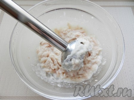 Половину фасоли пюрировать блендером.