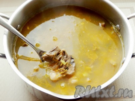 В кипящий бульон выложить грибы, фасоль, пюре из фасоли, обжаренные лук и морковь. Посолить по вкусу, приправить специями. Варить на медленном огне еще 7-8 минут, затем выключить, дать супу с фасолью и грибами настояться 20 минут и подавать.