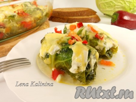 Подать эти необыкновенно аппетитные и вкуснейшие голубцы из савойской капусты в горячем виде с соусом, в котором они запекались.
