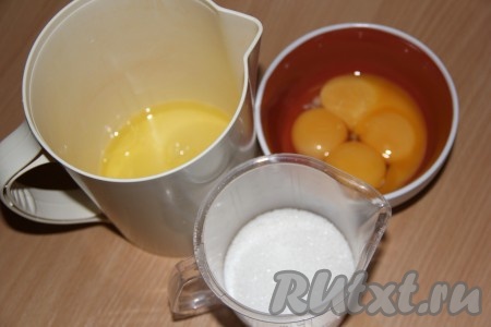 Белки отделить от желтков. При помощи миксера взбить белки в пышную пену. Затем постепенно, небольшими порциями, не прекращая взбивать, добавить сахар и продолжать взбивать массу до стойких пиков. По одному добавить яичные желтки, продолжая взбивать. Белково-желтковая смесь должна получиться однородной.