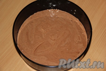 Разделить тесто для бисквита на три равные части. В одну часть добавить какао и хорошо перемешать. Во вторую часть добавить свекольный сок (или пищевой краситель красного цвета), а в третью часть - ванильный сахар. Форму для выпекания смазать растительным маслом. Я использовала разъёмную форму диаметром 26 см. Выложить в подготовленную форму тесто с какао и разровнять. Выпекать корж в разогретой духовке при температуре 180 градусов до готовности (готовность проверять сухой зубочисткой).