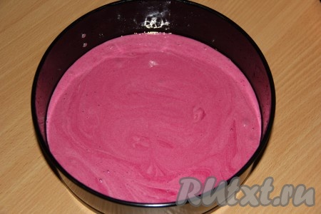 Затем испечь второй корж для торта (со свекольным соком).